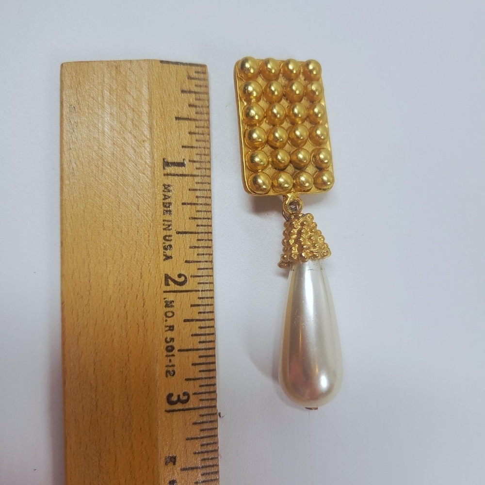 1980s Baroque Faux Pearl Teardrop And Gold Tone Earrings Clip-on Regency Revival - Picture 5 of 5